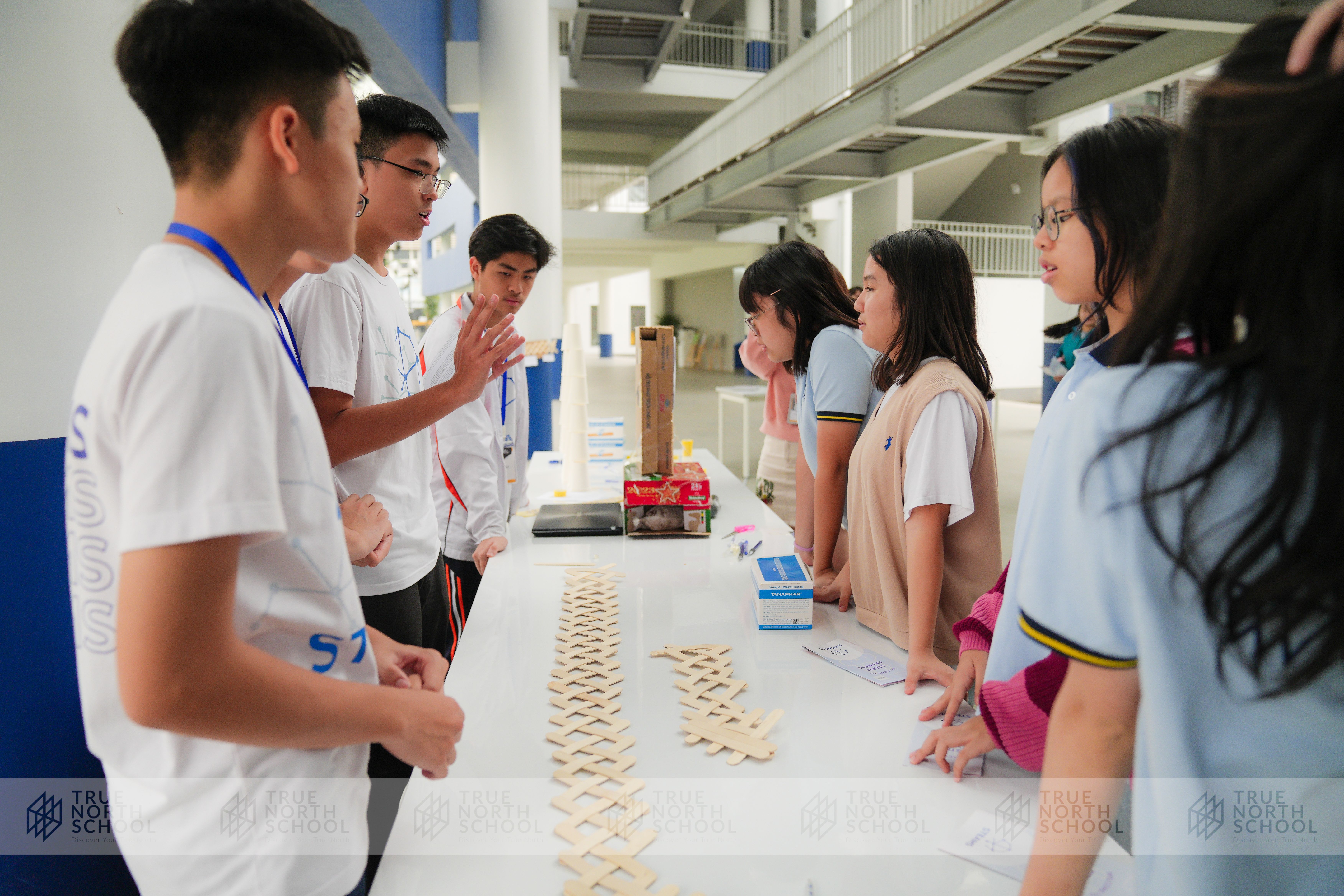 checkpoint AP Seminar trực tiếp giữa giáo viên và học sinh tại True North International School Hà Nội